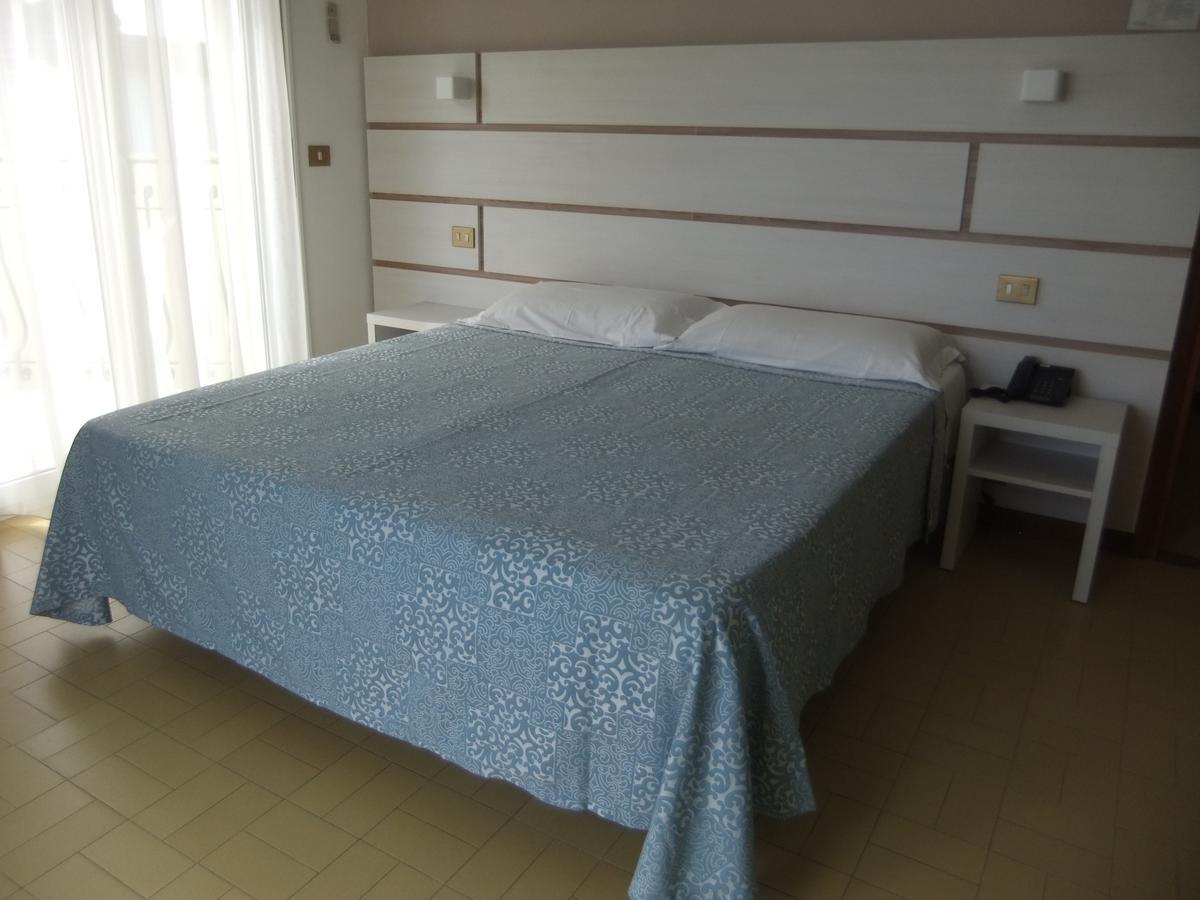 Hotel La Falena Cervia Exterior photo