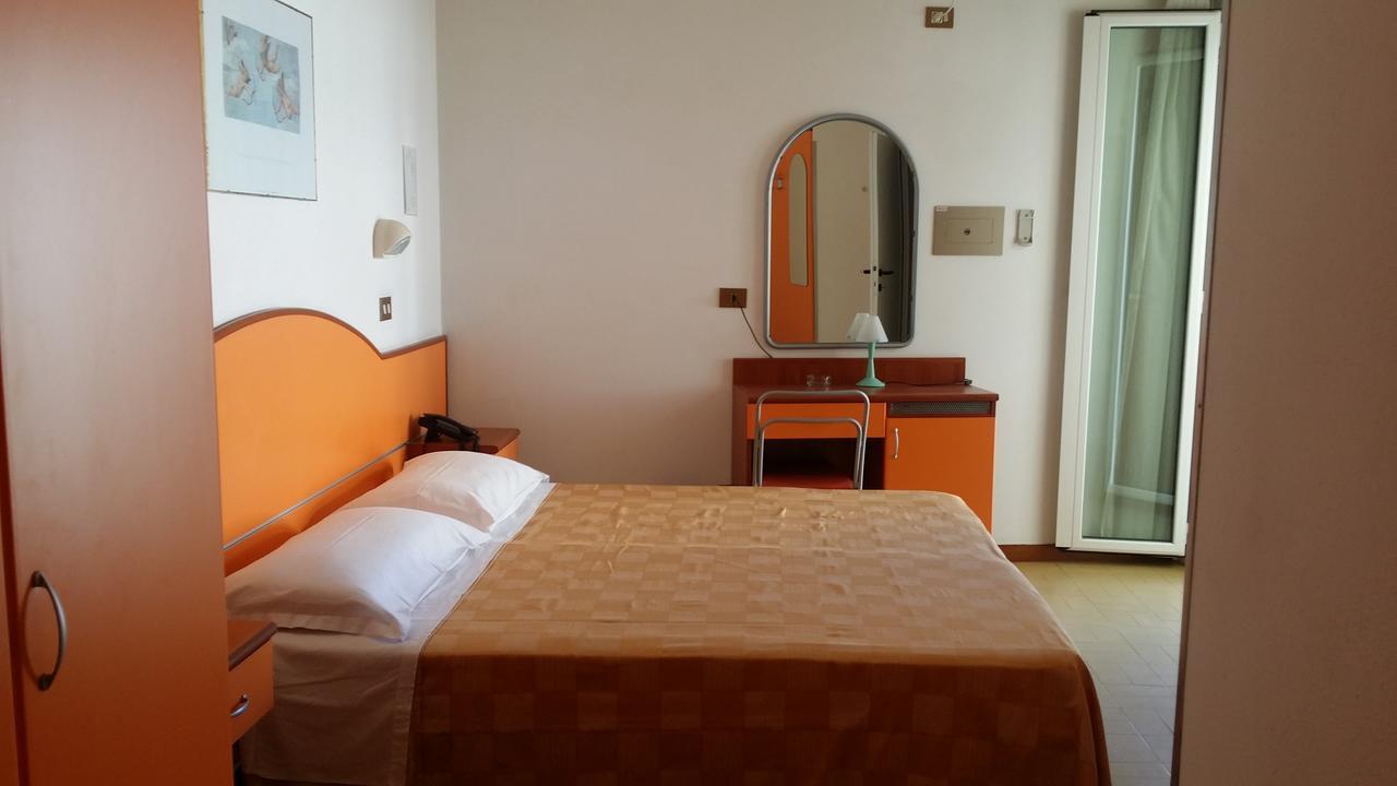 Hotel La Falena Cervia Exterior photo