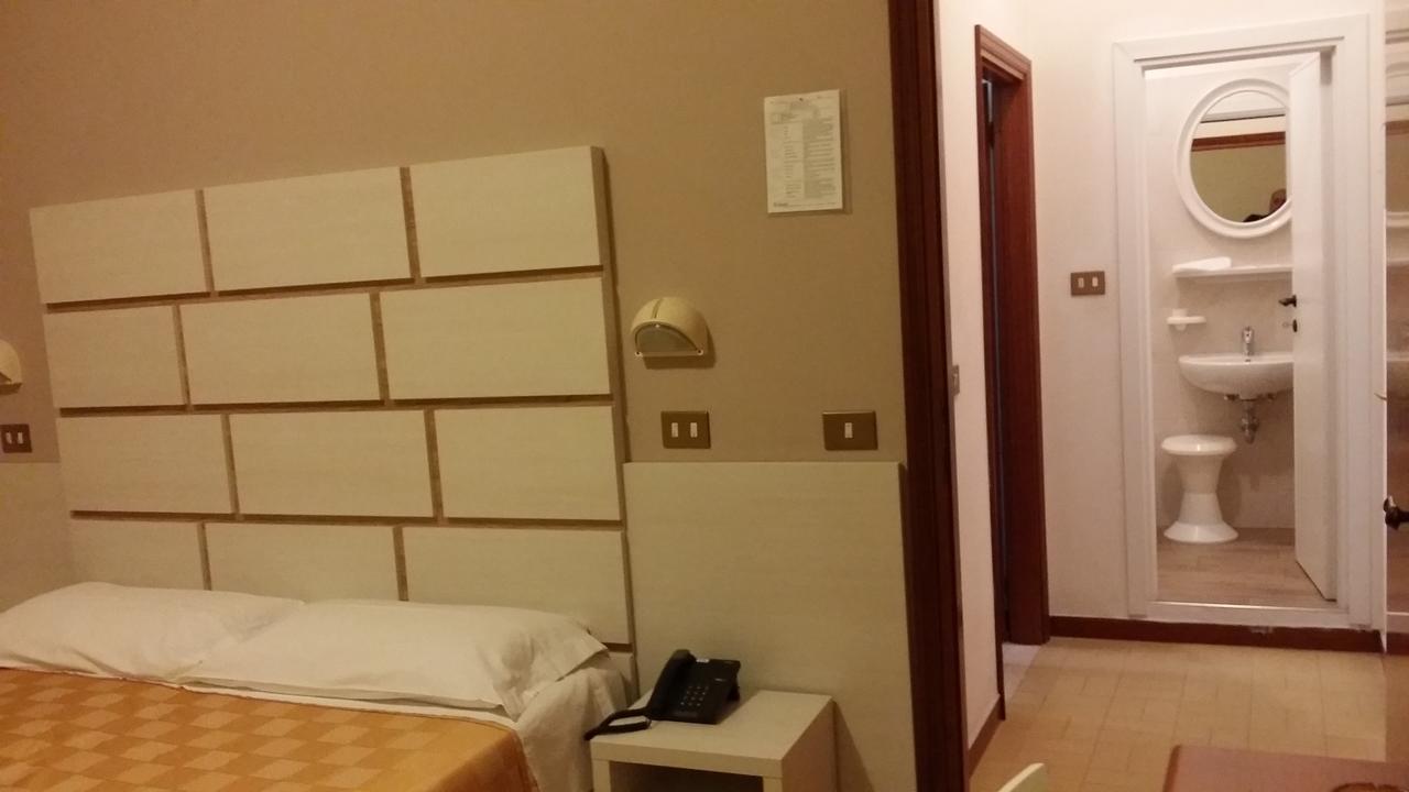 Hotel La Falena Cervia Exterior photo