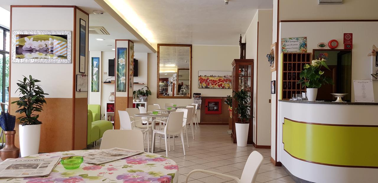Hotel La Falena Cervia Exterior photo